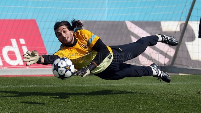 http://media1.fcbarcelona.com/media/asset_publics/resources/000/056/416/size_640x360/aturades_22_.v1370957312.JPG