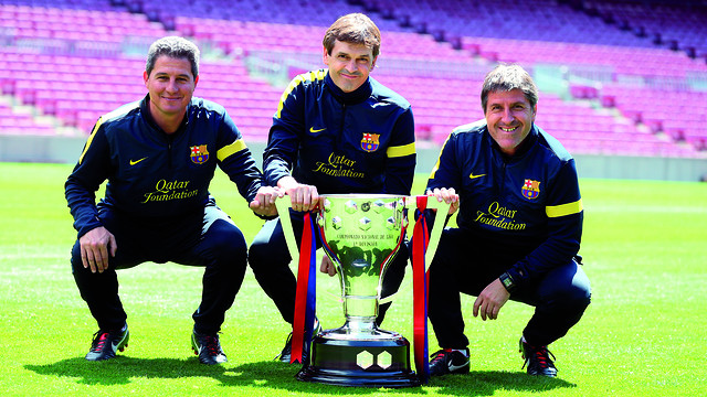 Altimira, Vilanova and Roura, with the trophy in the Camp Nou / PHOTO: MIGUEL RUIZ-FCB