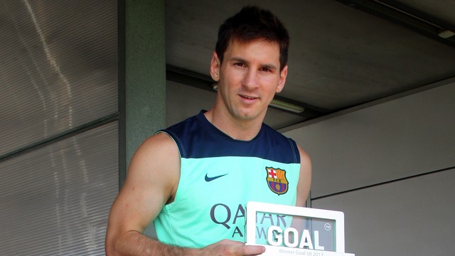 Messi posando con el premio / FOTO: MIGUEL RUIZ - FCB