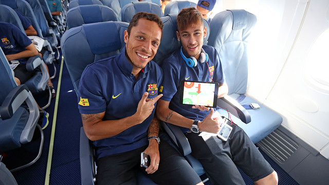 Adriano i Neymar, asseguts dins l'avió / FOTO: MIGUEL RUIZ-FCB