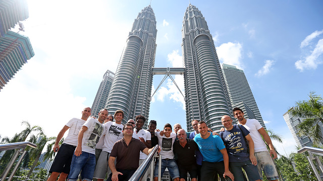 Foto de grup davant les Torres Petronas / FOTO: MIGUEL RUIZ-FCB