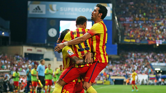 Alves i Busquets celebran, con Neymar, el gol del Barça en el Vicente Calderón. / FOTO: MIGUEL RUIZ  FCB