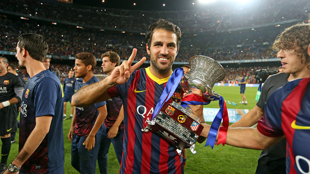 Cesc with the Spanish Super Cup / PHOTO: MIGUEL RUIZ-FCB