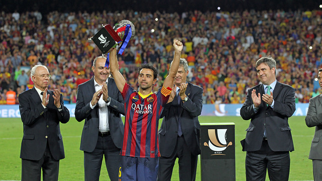 Xavi Hernández with the Spanish Supercup, his 25th trophy. / PHOTO: MIGUEL RUIZ-FCB