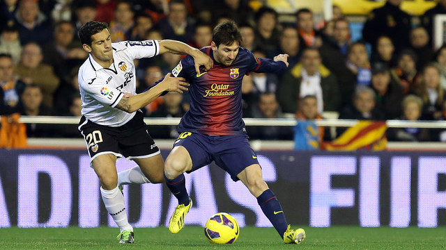 Messi lucha una pelota en Mestalla / Foto: Archivo  FCB