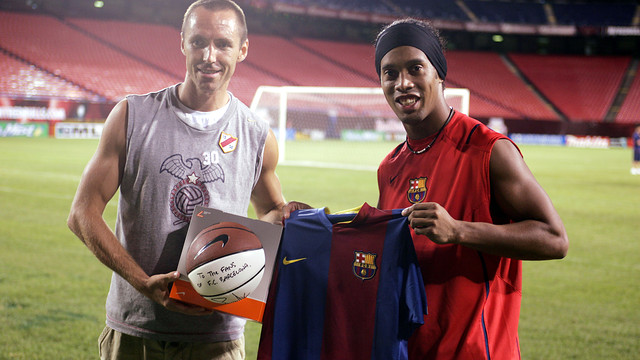 Nash and Ronaldinho / Photo - FCB Archive 