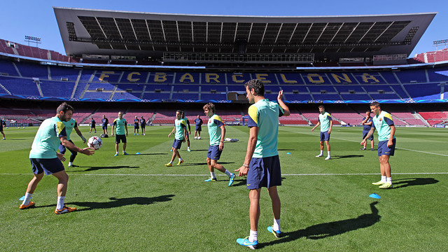 Els jugadors, sobre la gespa del Camp Nou / FOTO: MIGUEL RUIZ-FCB