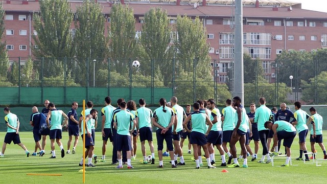 Els jugadors escolten les paraules de Martino / FOTO: MIGUEL RUIZ - FCB