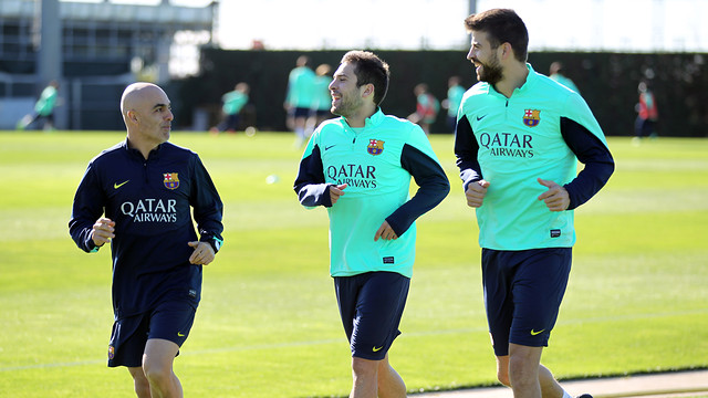 Jordi Alba, en el entrenamiento junto a Gerard Piqué y el recuperador Juanjo Brau 