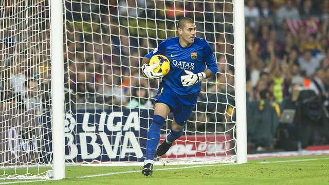 Víctor Valdés avec le ballon pendant une rencontre
