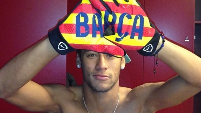 Neymar Jr, with Barça gloves 