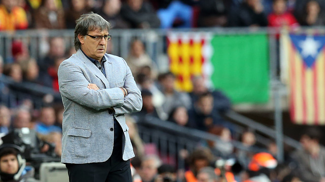 Tata Martino, atento a una acción del partido ante el Granada