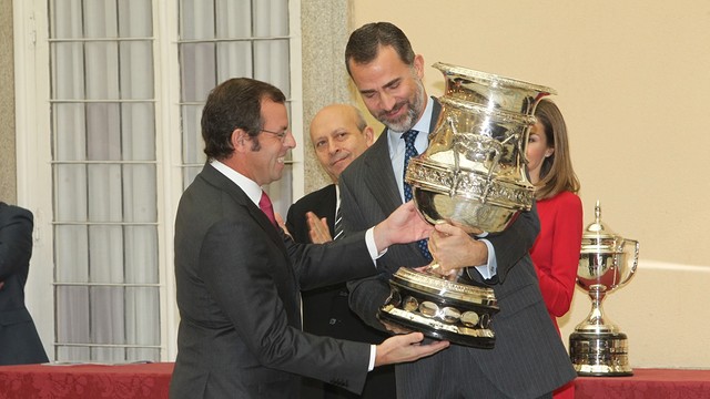Sandro Rosell receives the Copa Stadium from Prince Felipe / PHOTO: Casa de S.M. el Rey / Borja Fotógrafos Sandro Rosell receives the Copa Stadium from Prince Felipe at the Palacio del Prado in Madrid