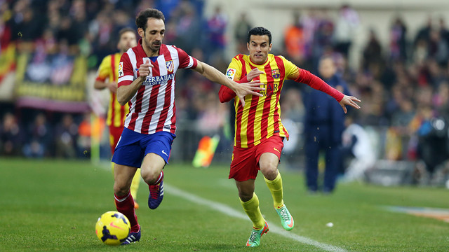 Pedro tries to chase down Juanfran / PHOTO: MIGUEL RUIZ - FCB
