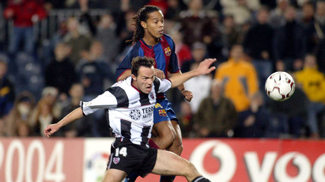 Ronaldinho lucha por un balón con Pablo Pinillos.