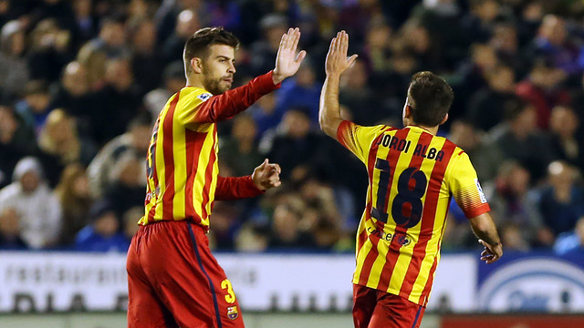 Piqué and Alba high five at the Ciutat de València