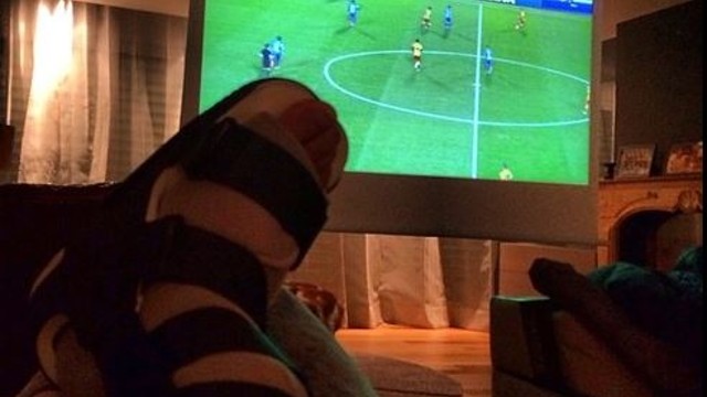 Neymar Jr, amb el peu embenat, veient el partit des de casa seva / FOTO: neymarjr (Instagram)