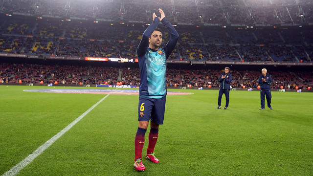 Xavi aplaude a la afición del Camp Nou