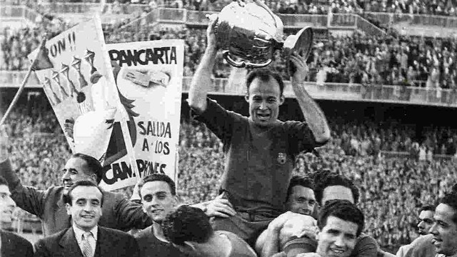 César lifting the 1951 Cup after Barça beat Real Sociedad. / PHOTO: ARXIU-FCB