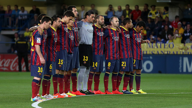 Emotiu minut de silenci dels jugadors del Barça al Madrigal / FOTO: MIGUEL RUÍZ - FCB