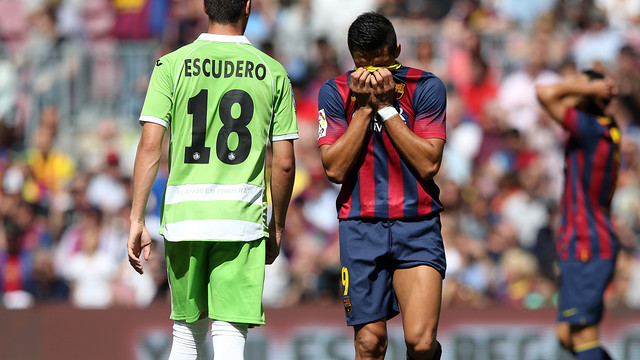 A Barça player beside Getafe's Escudero [via fcbarcelona.com]