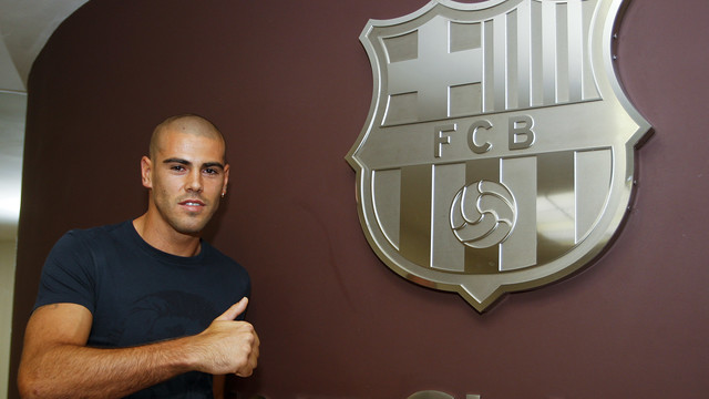 Víctor Valdés, amb l'escut del Barça / FOTO: MIGUEL RUIZ - FCB