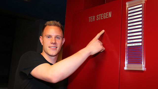 Ter Stegen señalando su nueva taquilla en el vestuario del Camp Nou