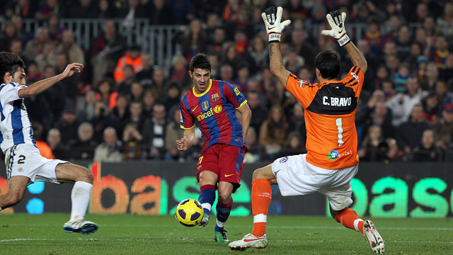 Claudio Bravo faces David Villa of Barça in the 2010/11 season / PHOTO: MIGUEL RUIZ - FCB