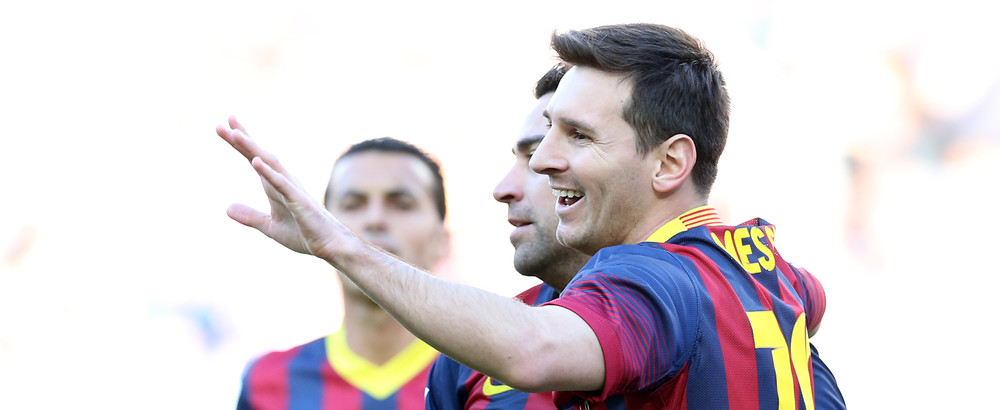 Messi, with Xavi and Pedro, after scoring at the Camp Nou