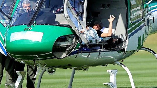 Neymar, en el helicóptero, antes de abandonar la concentración de Brasil.