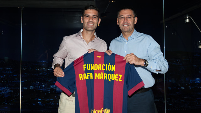 Rafa Márquez y Josep Maria Bartomeu. FOTO: ALEIX TELLO / FCB Rafa Márquez y Josep Maria Bartomeu. FOTO: ALEIX TELLO / FCB