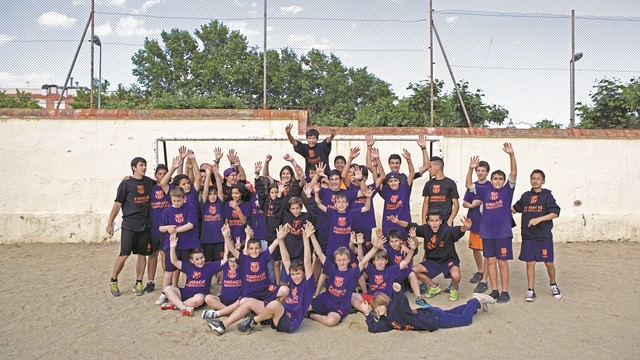 Un grupo de beneficiarios de ‘FutbolNet’ en su aplicación en Catalunya Un grupo de beneficiarios de ‘FutbolNet’ en su aplicación en Catalunya