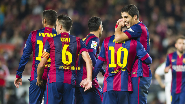 Xavi, Luis dan Messi sedang berpelukan di lapangan