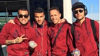 Alves, Rafinha, Adriano e Neymar, na viagem do Barça a Madrid / Foto: instagram Dani Alves Alves, Rafinha, Adriano e Neymar, na viagem do Barça a Madrid