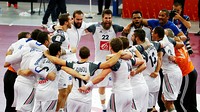 Sorhaindo and Karabatic celebrate the title with their teammates. / PHOTO: Qatar Handball 2015 Sorhaindo and Karabatic celebrate the title with their teammates. / PHOTO: Qatar Handball 2015