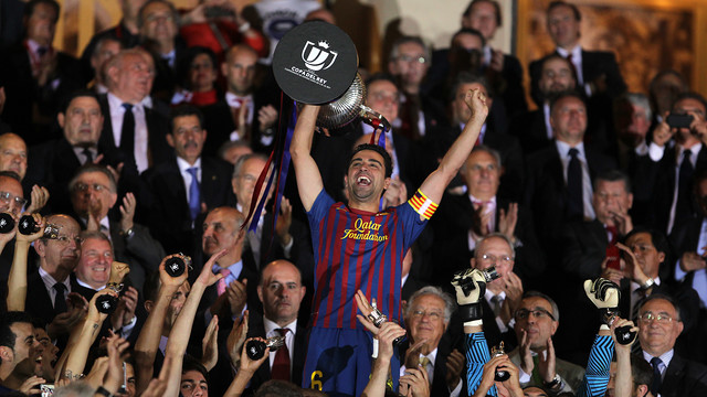 Xavi, aixecant la Copa del Rei 2011/12