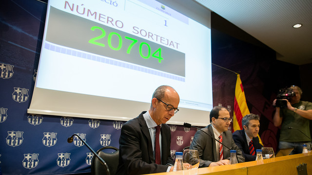 FC Barcelona Vice President Jordi Cardoner presides over the draw for tickets to the June 6th Final in Berlin, Germany. / GERMÁN PARGA - FCB
