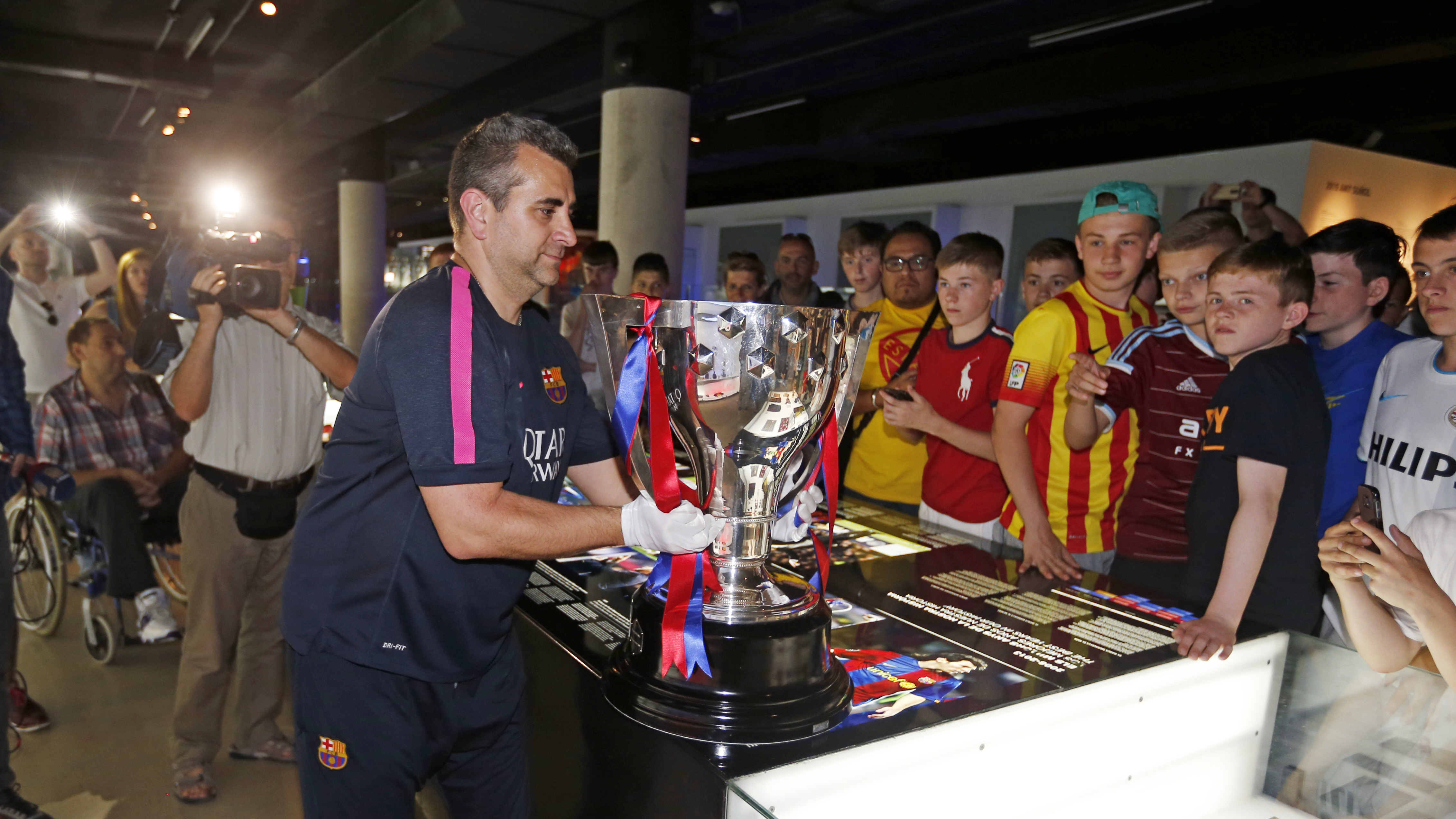 Huge Spontaneous Welcome For The Liga Trophy At The Museum