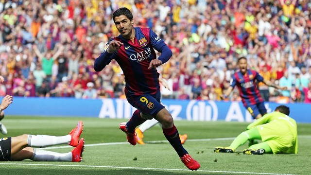 Luis Suárez celebrates a goal against Valencia. / MIGUEL RUIZ - FCB 