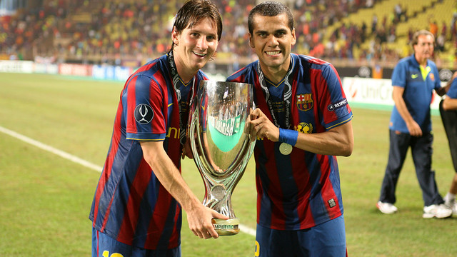 Messi and Alves with the 2010 European Super Cup / MIGUEL RUIZ - FCB