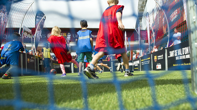 Young Barça fans play football in support of 'Tant se val d'on venim' / VÍCTOR SALGADO-FCB