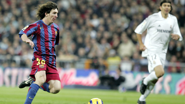 Messi dribbles during his first El Clásico at Camp Nou. / FCB ARCHIVE