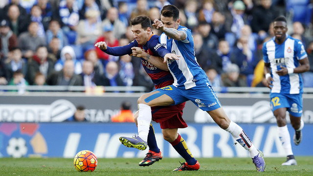 Messi battles for the ball with Espanyol's Hernán Pérez. / MIGUEL RUIZ -FCB