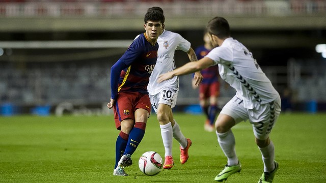 Carles Aleñá looks to pass on Saturday night at the Mini Estadi in Barcelona. / VÍCTOR SALGADO-FCB
