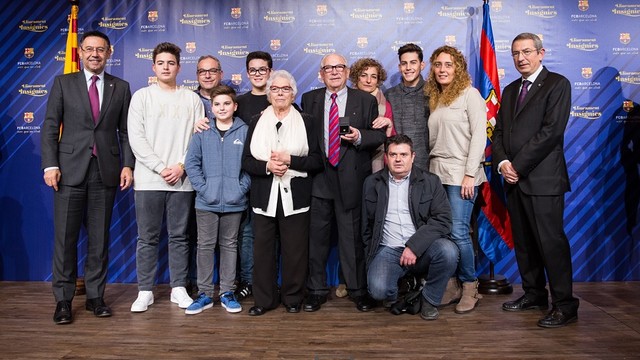 Josep Maria Bartomeu y Pau Vilanova, con uno de los socios distinguidos con la insignia de oro, y sus familiares / GERMÁN PARGA - FCB Josep Maria Bartomeu y Pau Vilanova, con uno de los socios distinguidos con la insignia de oro, y sus familiares / GERMÁN PARGA - FCB
