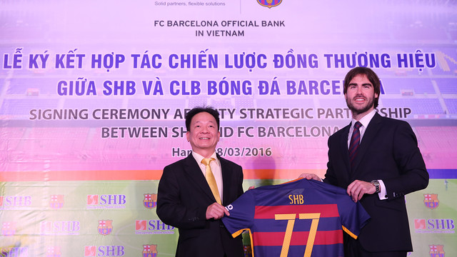 Do Quang Hien, Chairman of SHB (left) poses with FC Barcelona's Asia Pacific Managing Director, Xavier Asensi. Do Quang Hien, Chairman of SHB (left) poses with FC Barcelona's Asia Pacific Managing Director, Xavier Asensi.
