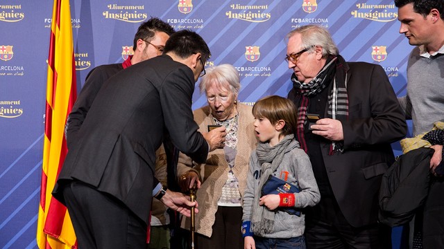 Madre e hijo, en el momento de recibir su insignia con otros familiares / GERMÁN PARGA - FCB Madre e hijo, en el momento de recibir su insignia con otros familiares / GERMÁN PARGA - FCB