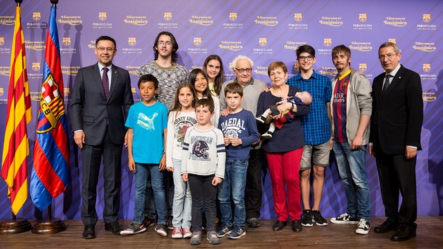 Dos socios que han recibido sus insignies acompanyados por sus nietos y bisnieta / GERMAN PARGA - FCB Dos socios que han recibido sus insignies acompanyados por sus nietos y bisnieta / GERMAN PARGA - FCB