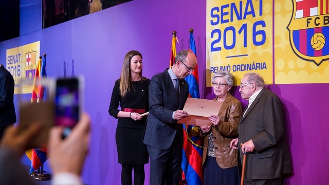 Jordi Cardoner ha hecho entrega de los diplomas y carnets acreditativos a los nuevos senadores / GERMÁN PARGA - FCB Jordi Cardoner ha hecho entrega de los diplomas y carnets acreditativos a los nuevos senadores / GERMÁN PARGA - FCB