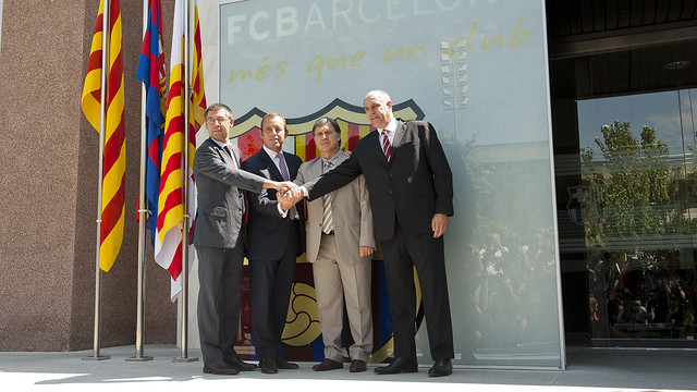 Bartomeu, Rosell, Martino y Zubi, ante el escudo / FOTO: VÍCTOR SALGADO-FCB